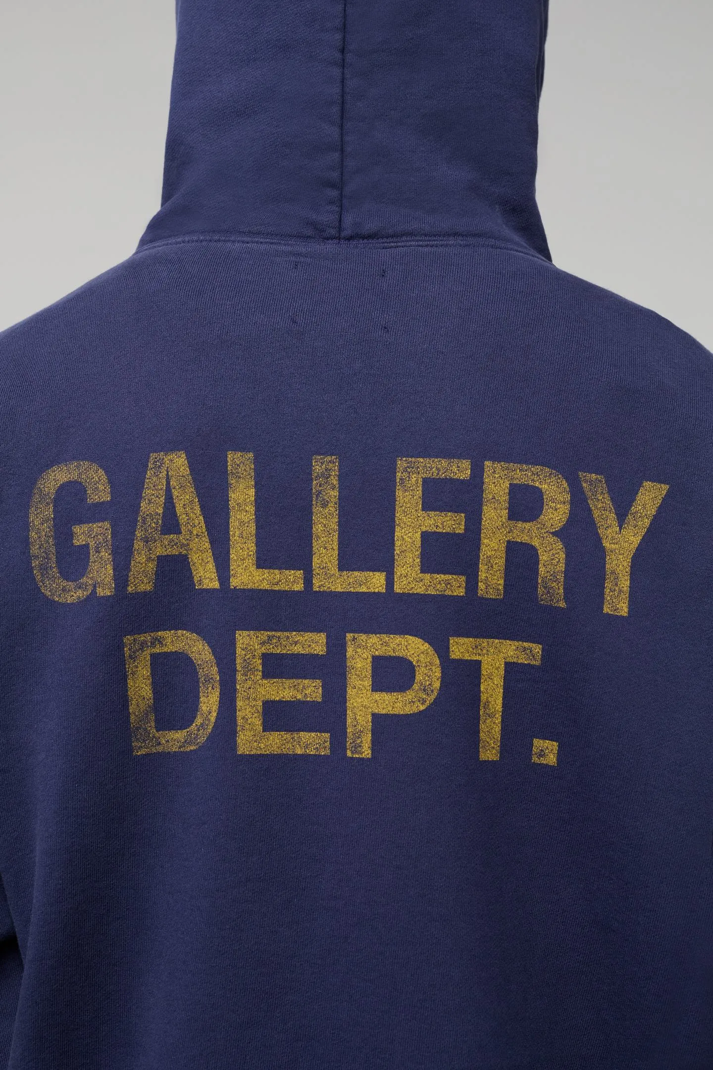GALLERY DEPT. PAINT LOGO HOODIE/Vintage Navy Purple English graffiti distressed hoodie Purple S-XL Front panel GD ENGLISH logo Enlarged back logo Ready-to-wear belt printed with wash and distressed Made with faded distressed texture There is "Art on Display" pattern patch on the cuffs All painted by old craftsmen with splashes of ink Original mold opening Fabric custom woven and dyed Perfect reproduction of the correct version